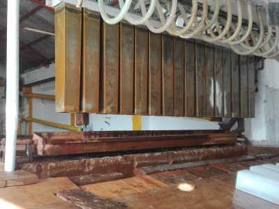 Sopra volteggiano numerosi parallelepipedi che intuiamo essere gli stampi per il ghiaccio